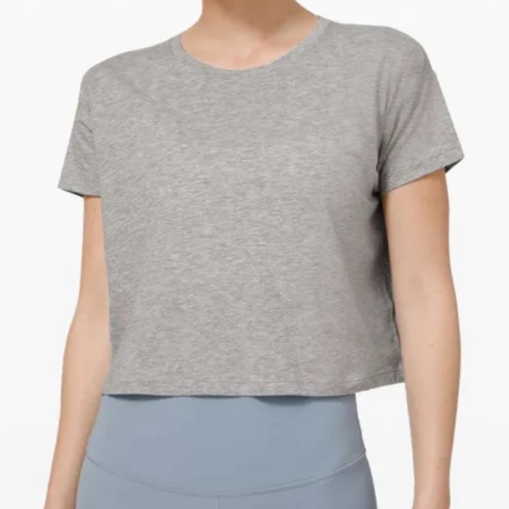 Lululemon cates Cropped T-Shirt Size 2